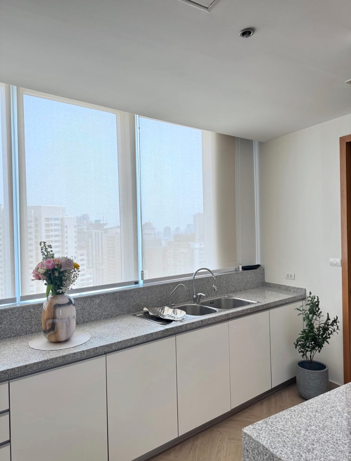 For sale, hot condo in Asoke with maidroom, Benjakitti Park view,fully furnished, hight floor, ready to move in! – รูปที่ 3