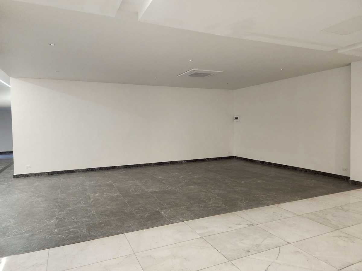 Prime retail space available just a short walk from BTS Nana Prime retail space available just a short walk from BTS Nana