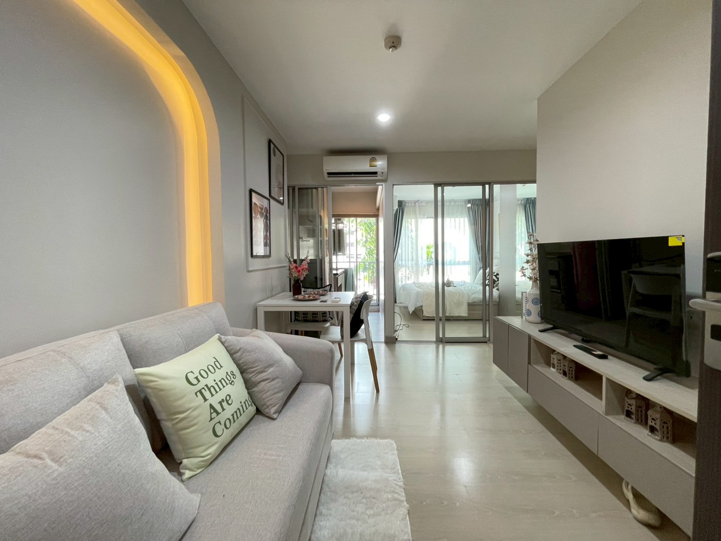 Condo near BTS Samrong, only 700 meters, newly decorated, ready to move in, budget only 5,XXX/month. Condo near BTS Samrong, only 700 meters, newly decorated, ready to move in, budget only 5,XXX/month.