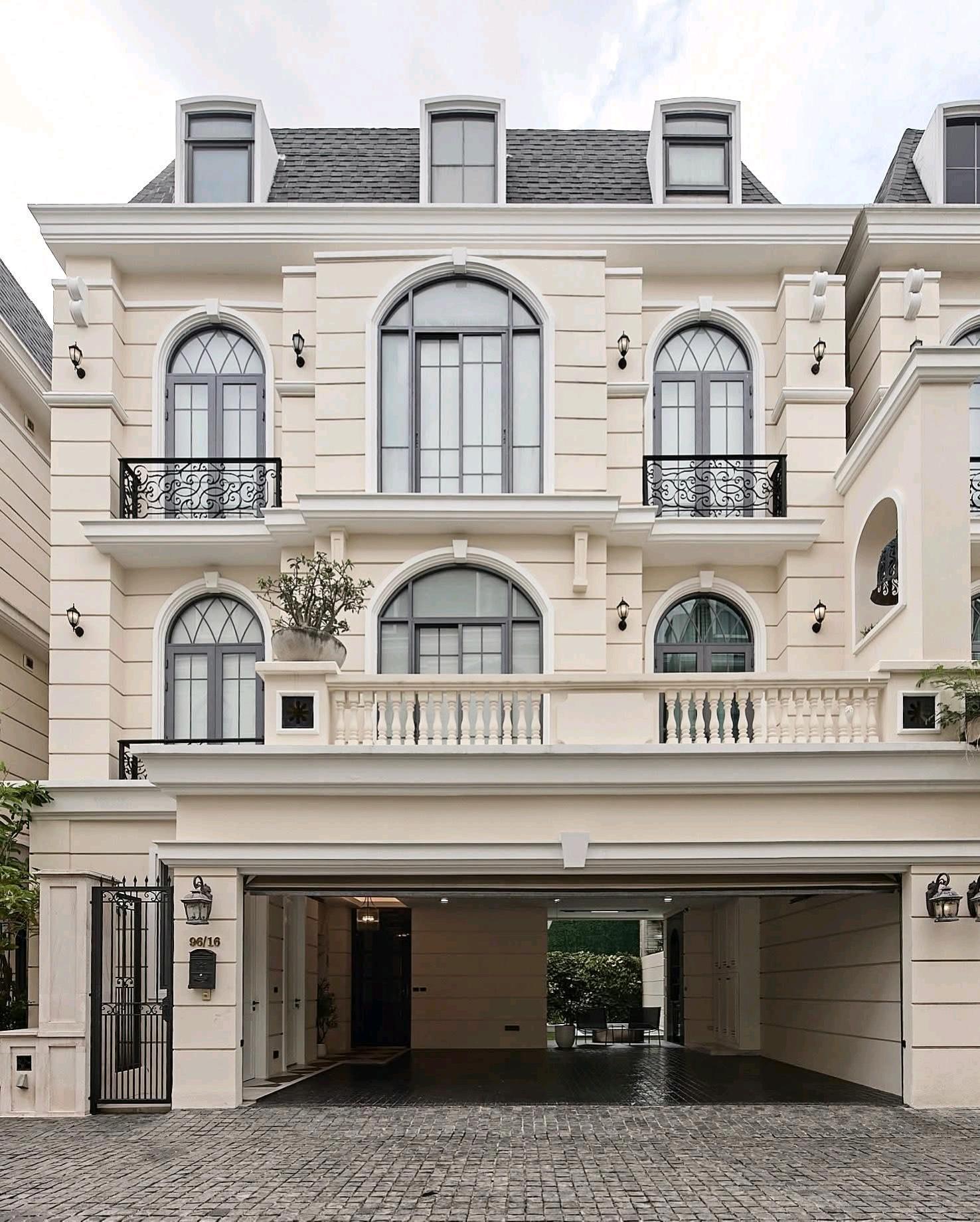 Luxury home | 4 bed | 5 bath | 3 cars parking