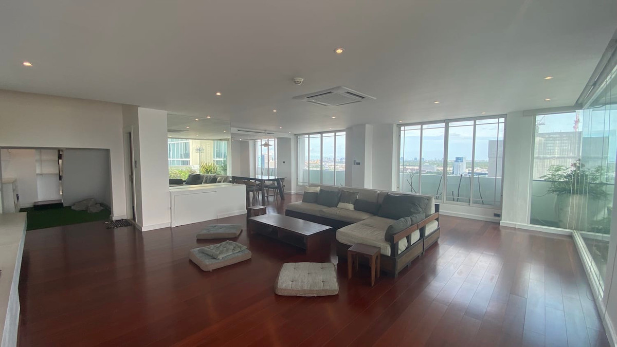 Rare Duplex penthouse with a view