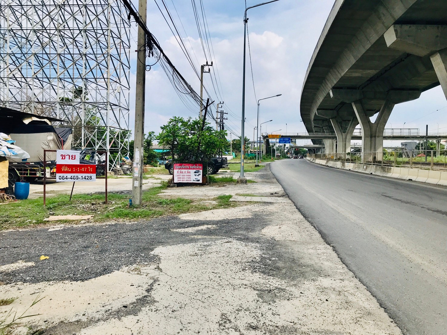 Land for sale 1 rai 1 ngan 47 sqw, road along the Taling Chan Railway, road along the Prachim Ratthaya Expressway near suan phak road, near Kanchanapisek road, Suitable for warehouse, office building. Land for sale 1 rai 1 ngan 47 sqw, road along the Taling Chan Railway, road along the Prachim Ratthaya Expressway near suan phak road, near Kanchanapisek road, Suitable for warehouse, office building.