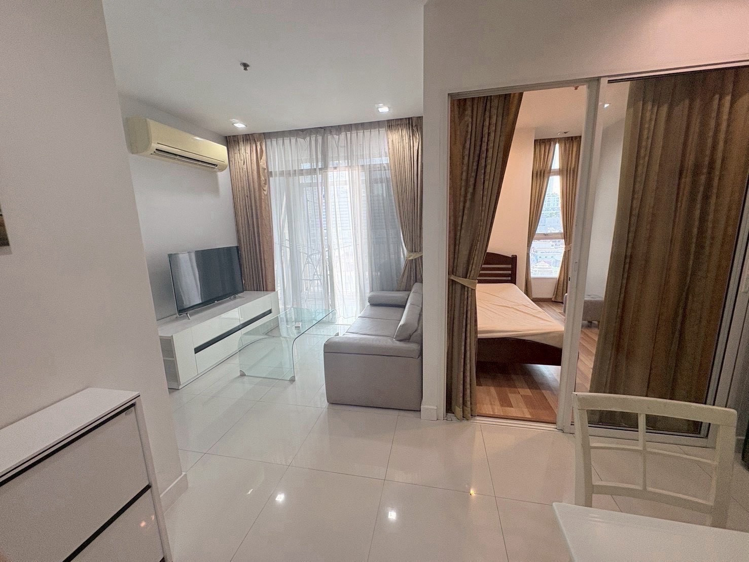 Ideo Verve Ratchaprarop
2Bedrooms 1 Bathroom 48.8 sqm
Ready to Move in
ONLY 20,000 THB Contract 1 Year
📲CALL 065 642 3569 K.X
Line, WhatsApp, WeChat : 0656423569
Ideo Ratchaprarop
The condo stands next to one another. Airport Link Ratchapra