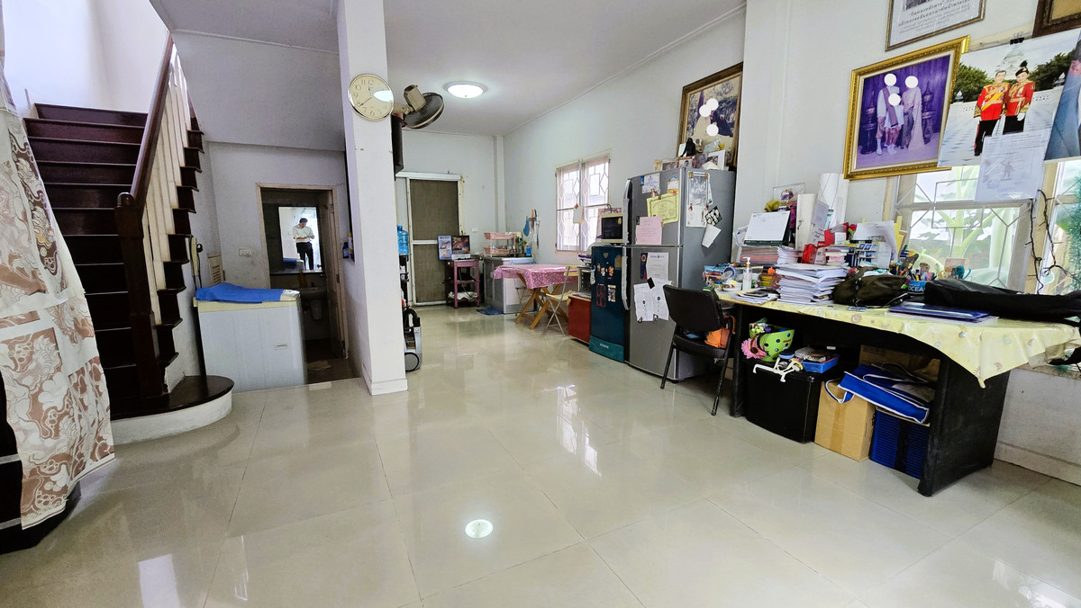 Detached house in a rare location! Not deep inside the alley!! Village entrance less than 1 km from Kanchanaphisek Road. For sale: Single house, 53.5 sq.wah, Plai Bang Road area, near U-turn, Wat Sri Prawat & Wat Sri Rueang Boon, Bang Kruai, Nonthabur – รูปที่ 3