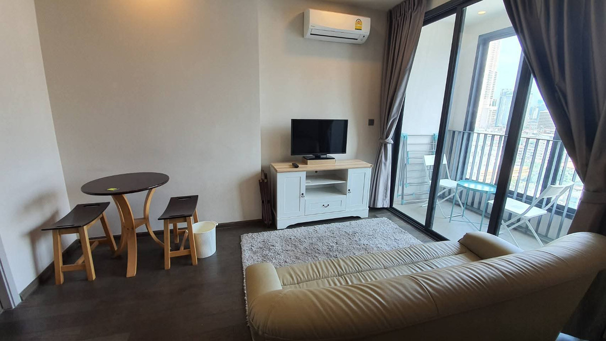 Ideo Q Siam Ratchathewi for rent: 1 bedroom, 1 bathroom, 35 sq m, 20,000 baht per month. Interested? Call Nong at 096-2615656. Viewing available every day.