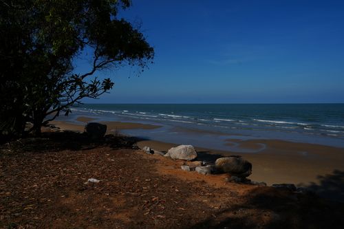 ขายที่ดินสวยวิวทะเลปราณบุรี ติดถนนเลียบชายหาด ตำบลปากน้ำปราณ 6-1-56 ไร่ หน้ากว้างติดถนนเลียบชายหาด : 56 เมตร ราคาขาย 120 ล้านบาท เฉลี่ยตารางวาละ 47,000 บาท 