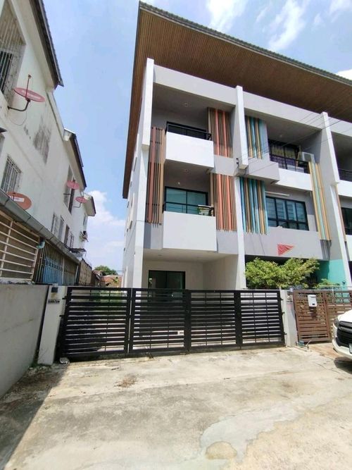 The Symphony Village, Nawamin 163, 3-story modern townhome.