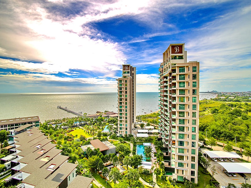 Duplex apartment for rent, 2 floors, Casalunar Paradiso Bangsaen, beachfront with private pool.