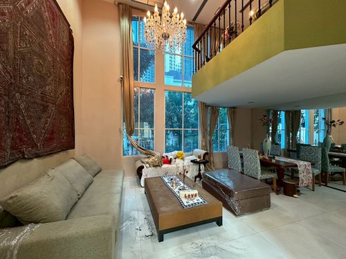 ทาวน์เฮ้าส์ระดับ Luxury ในย่านทองหล่อ หนึ่งในทำเลที่อยู่อาศัยระดับ Prime ของกรุงเทพ เหมาะสำหรับครอบครัว ผู้บริหาร หรือชาวต่างชาติที่ต้องการอยู่อาศัยใจกลางสุขุมวิท พื้นที่ใช้สอยขนาดใหญ่ ฟังก์ชันครบ ใกล้BTSทองหล่อ ร้านอาหารCommunity Mall และโรงเรียนนานาชาติ
