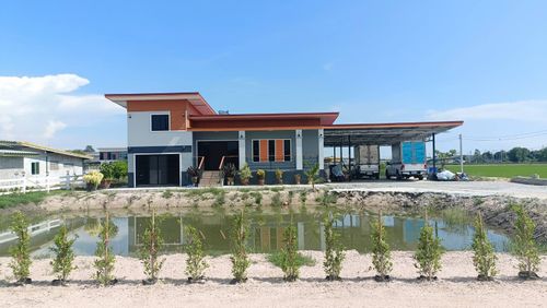 This 2-storey detached house on a spacious 275.5 sq.wah land, only 10 minutes from Bangna-trad Road, offering the perfect set up for a Home office,SME business or future expansion project 