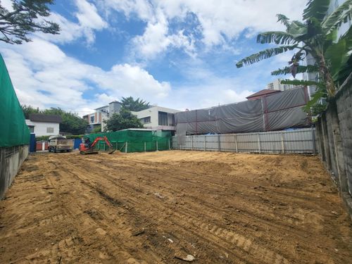 Land for sale, prime location, Rama 4 area, land size 106.90 sq m, 427.60 sq m, L-shaped land plot, hard to find, already filled, ready to build.