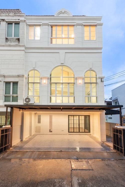 Townhome for rent near Major Cineplex Ratchayothin, just 7 minutes.