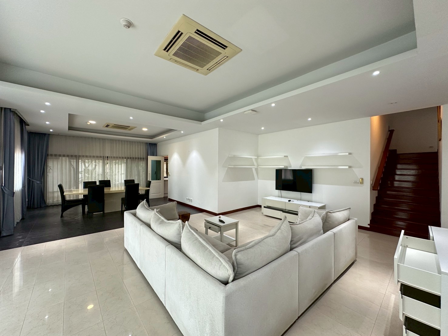 Luxury residence for rent, Baan Ananda, extra large 300 sq m (3 bedrooms, 4 bathrooms), providing maximum privacy. We invite you to make an appointment to view the actual space today.