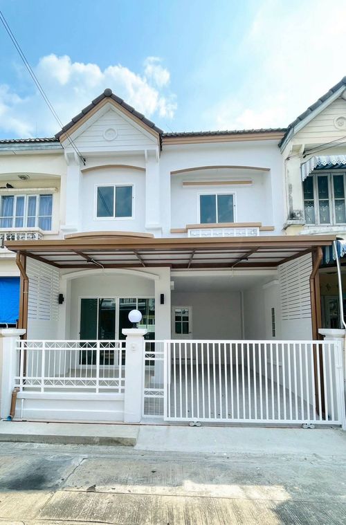 Townhouse for sale, Busarin L&amp;H, Ban Kluai-Sai Noi, 20.5 sq m, near MRT Khlong Bang Phai, free transfer.
