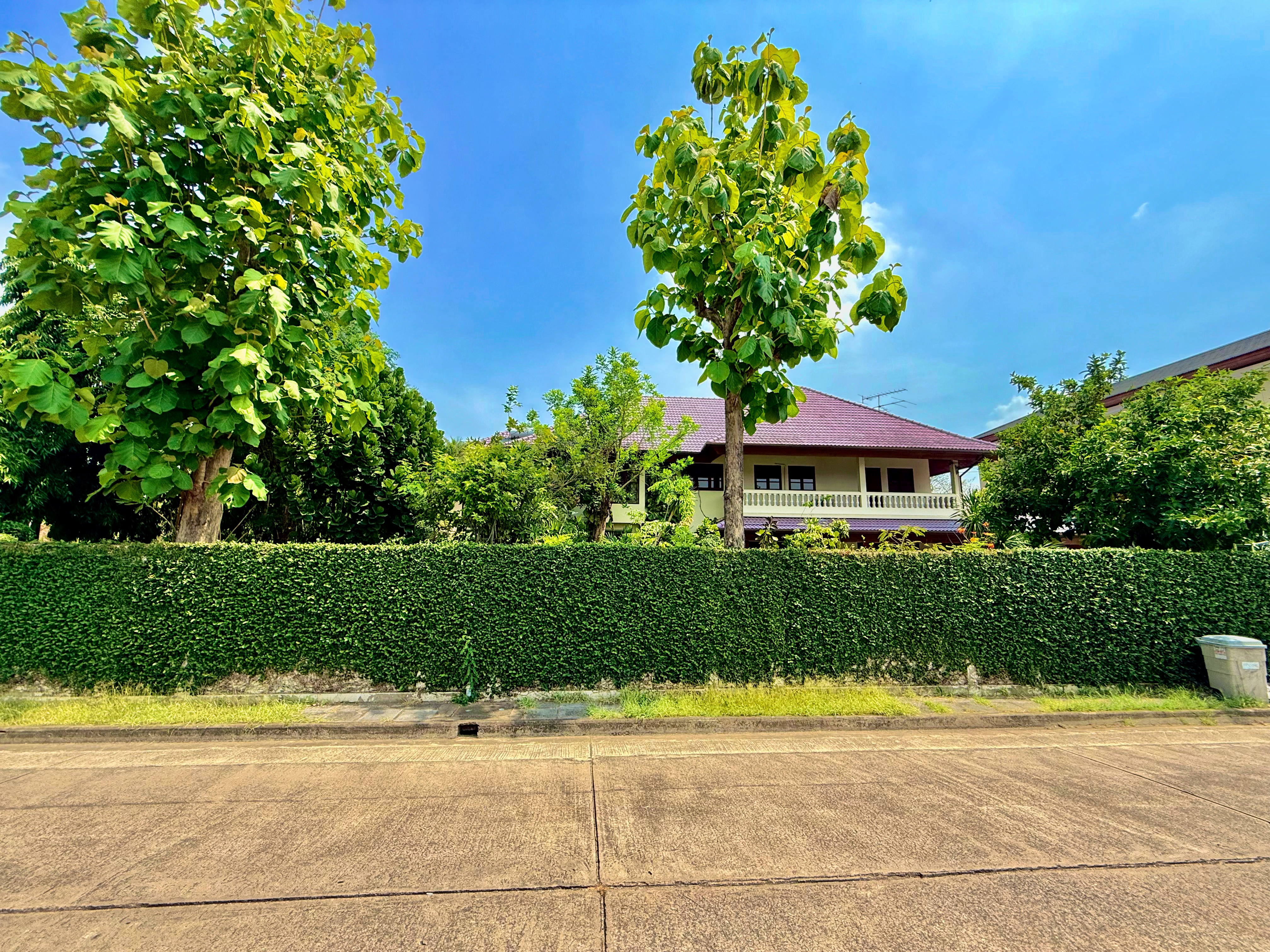 Spacious 216-Sq.Wah Detached House with Functional Layout for Sale – South-Facing, Prime Location in Sala Thammasop – 14.9 Million THB