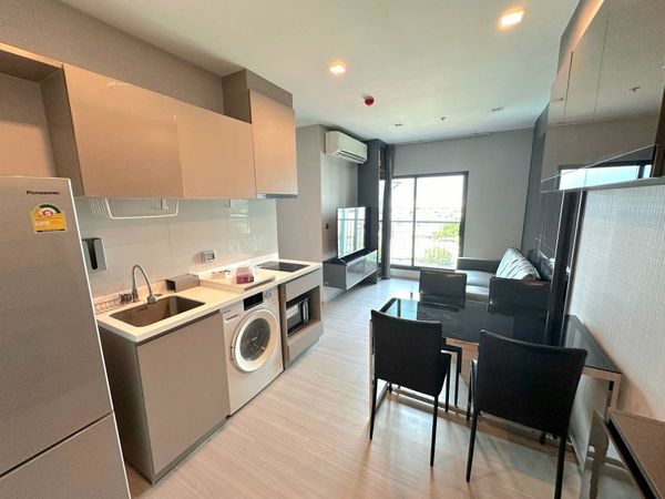 Near the Bang Chak BTS Skytrain, only 300 meters, and close to the expressway entrance and exit point.
