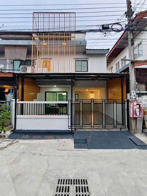 Townhouse for sale, Suetrong Chantarin, Tha It, 21 sq m, 3 large bedrooms, near MRT 5 minutes, free transfer.