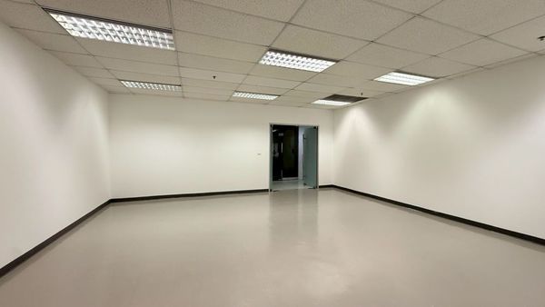 Office space for rent Software Park Building, Chaengwattana Road, good location, near government center. Suitable for every business, next to MRT Chaengwattana-Pak Kret 28.