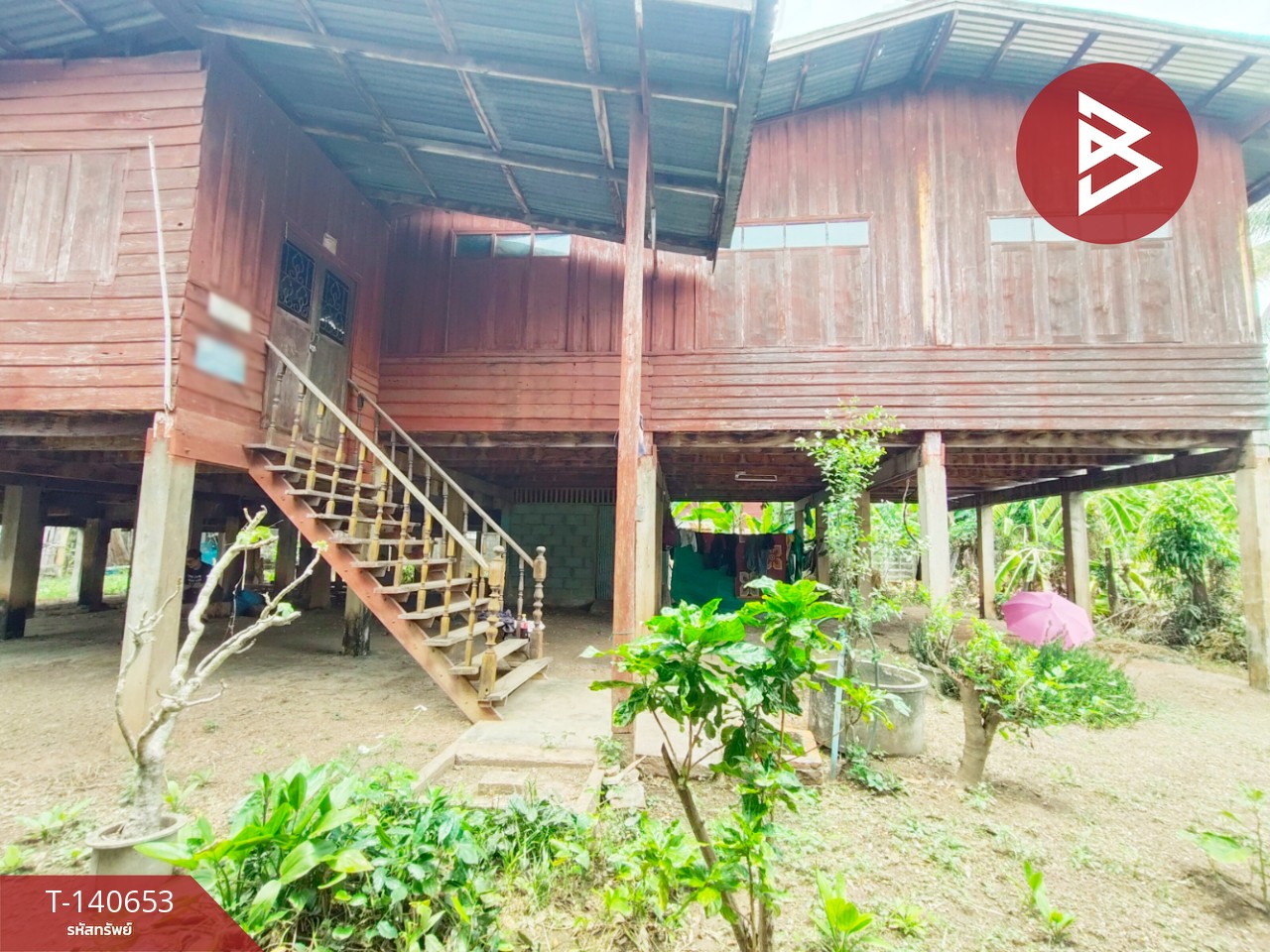 Classic antique wooden detached house for sale, area 85 square meters, Ngio Ngam Subdistrict, Uttaradit, good location next to the main road.