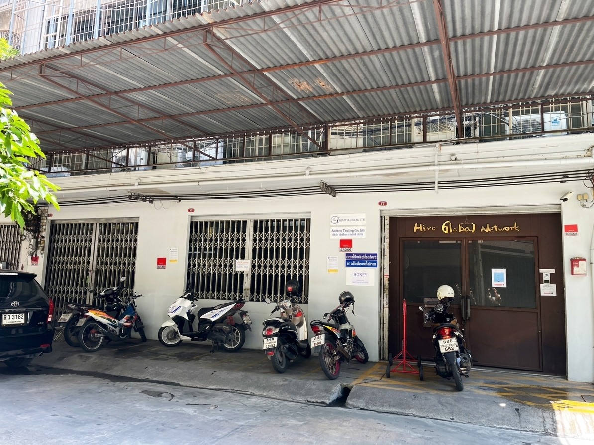 Commercial building for sale, 3 units, 5.5 floors, Charoen Nakhon 49, near ICONSIAM, large area, suitable for long-term investment.