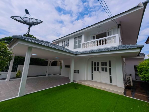 Urgent Sale! 2-Storey Detached House, 52 sq.wah, Bua Thong Thani Parkville 1 Move-in ready! 3 bedrooms, 2 bathrooms, fully extended, Boonthavorn kitchen, Index wardrobes, 5 air conditioners, plenty of bonus items included 