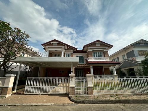 Single house for rent, Nantawan Village, Srinakarin, near the park, has a playground.