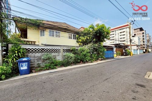Land for sale with 2-story house, Soi Lat Phrao 48 - Sutthisan, Huai Khwang, near the BTS.