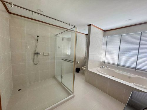 LTH15235 – Penthouse Condo Pet-Friendly for Rent Nana | City Lifestyle Best Value | Near BTS Nana | 80,000 THB | Penthouse for rent Nana, extra large room. Allows pets, good value, close to BTS Nana
