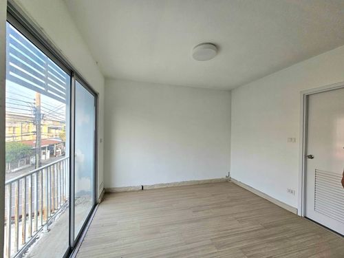Urgent sale! Townhome 3 bedrooms, 2 bathrooms, The Connect 15, near Airport link Ban Thap Chang.