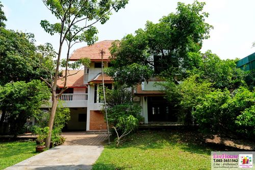 ขายบ้านเดี่ยว ซ.ลาดพร้าว 43 ขนาด 200 ตร.วา พื้นที่ใช้สอย 600 ตร.ม. บ้านเล่นระดับ 2 ชั้น 4 ห้องนอน 5 ห้องน้ำ ใกล้รถไฟฟ้า สถานีภาวนา