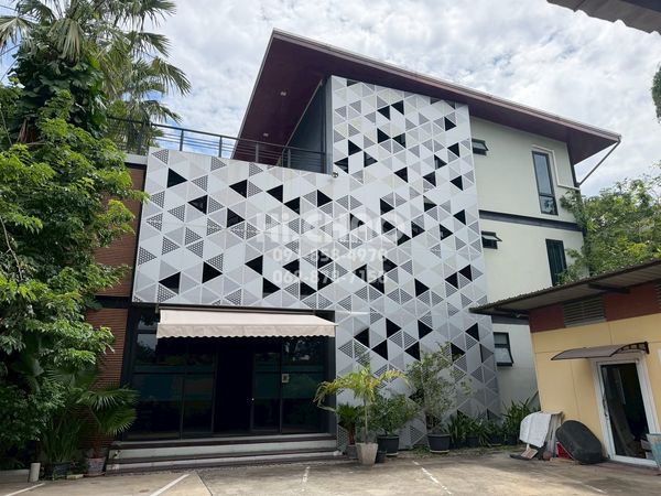🚩 Office for Rent – Sukhumvit 105 (Lasalle 41) private land surrounded by greenery and large trees ✨ Ready to move in