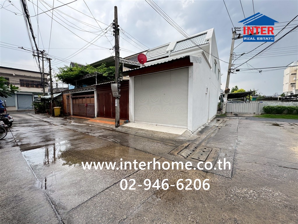 2-story townhouse, 19 sq m. Townhouse near Sutthisan intersection. Soi Lat Phrao 48 (Soi Watthananiwet 5) Lat Phrao Road, Huai Khwang District, Bangkok
