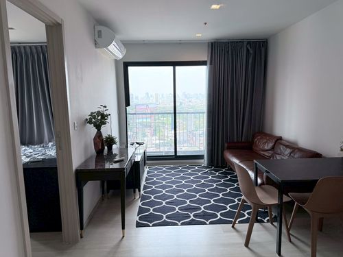 Luxury condo for rent in the heart of the city, near BTS Ploenchit, surrounded by lifestyle areas.