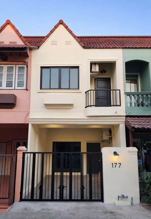  ขายทาวน์โฮมรีโนเวทใหม่ทั้งหลัง Preecha 8 (หมู่บ้านปรีชา 8) ทำเลใจกลางเมือง เชื่อมต่อพระราม 9 - รามคำแหง พื้นที่กว้างขวาง อยู่สบายกว่าคอนโด ในราคาสุดคุ้ม