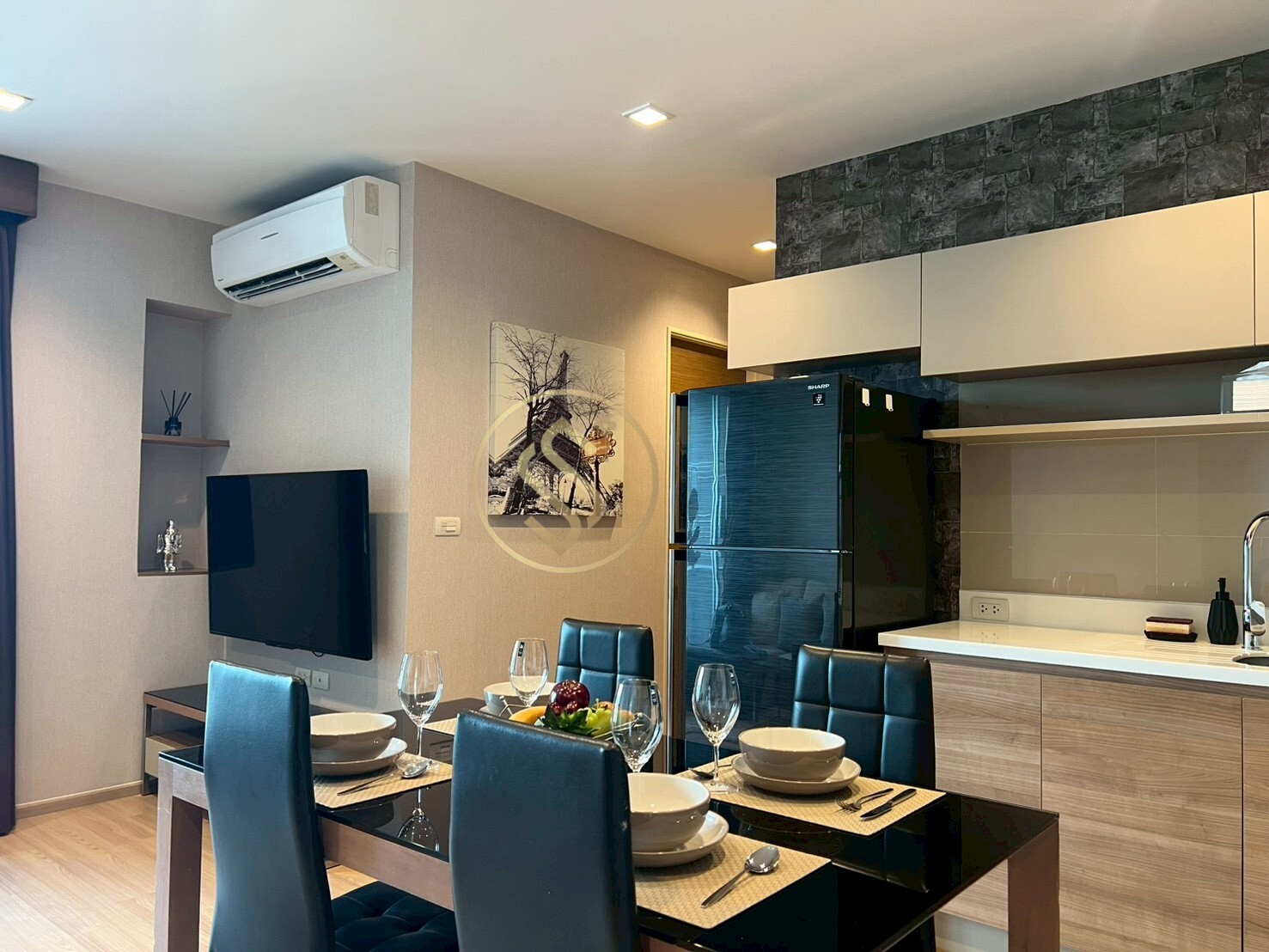 Urgent sale, Rhythm Condo, Rhythm Phahon-Ari, corner room, 2 bedrooms, 2 bathrooms, 45th floor, beautiful view.