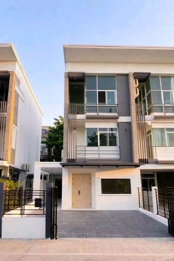 📍 Very good location, next to the road in the alley, convenient to travel, quiet atmosphere, private, no common fees.
