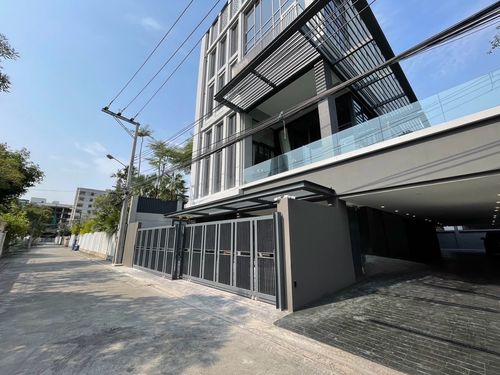Luxury Pet-Friendly townhome with Private Pool and Lift in Thonglor near BTS Thonglor, Suitable for Living in town