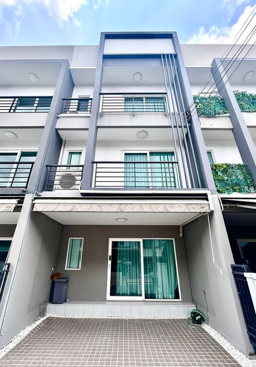 🔥 3-story townhome for sale, Baan Klang Muang Suan Luang Rama 9, Baan Klang Muang Suan Luang Rama 9, prime location in Bangna, good energy, great feng shui 💰