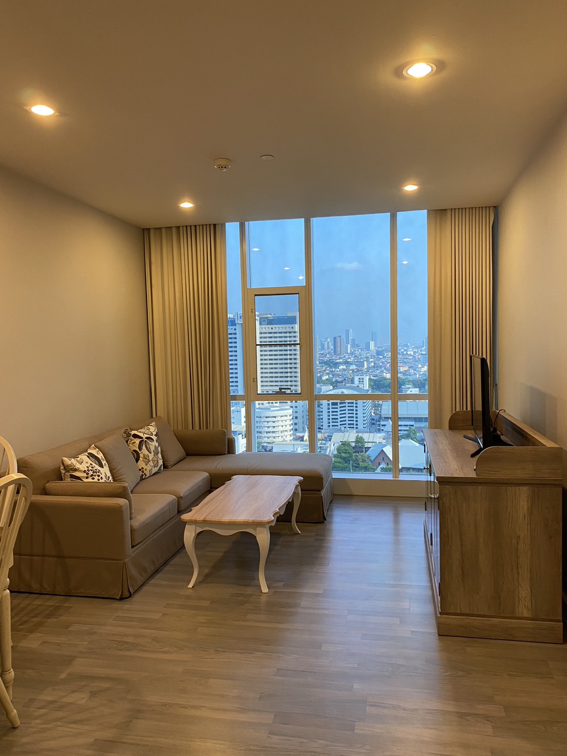 Luxury Condo for Sale Sathorn Near BTS Surasak Spacious 2 Bedroom Corner Unit รายล้อมด้วยออฟฟิศ โรงเรียนนานาชาติ โรงแรม และร้านอาหารระดับพรีเมียม เหมาะทั้งสำหรับอยู่อาศัยและลงทุนระยะยาว