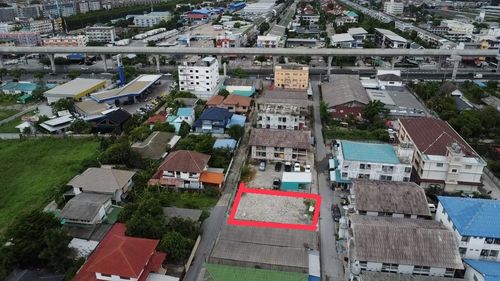 Empty land for sale, 100 sq m, complete with title deed, next to the community, convenient travel, in Soi Ramkhamhaeng 193.