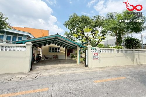 Single-storey detached house for sale, Sukhumvit 56, near BTS, near the expressway, nice house with garden in front of the house.