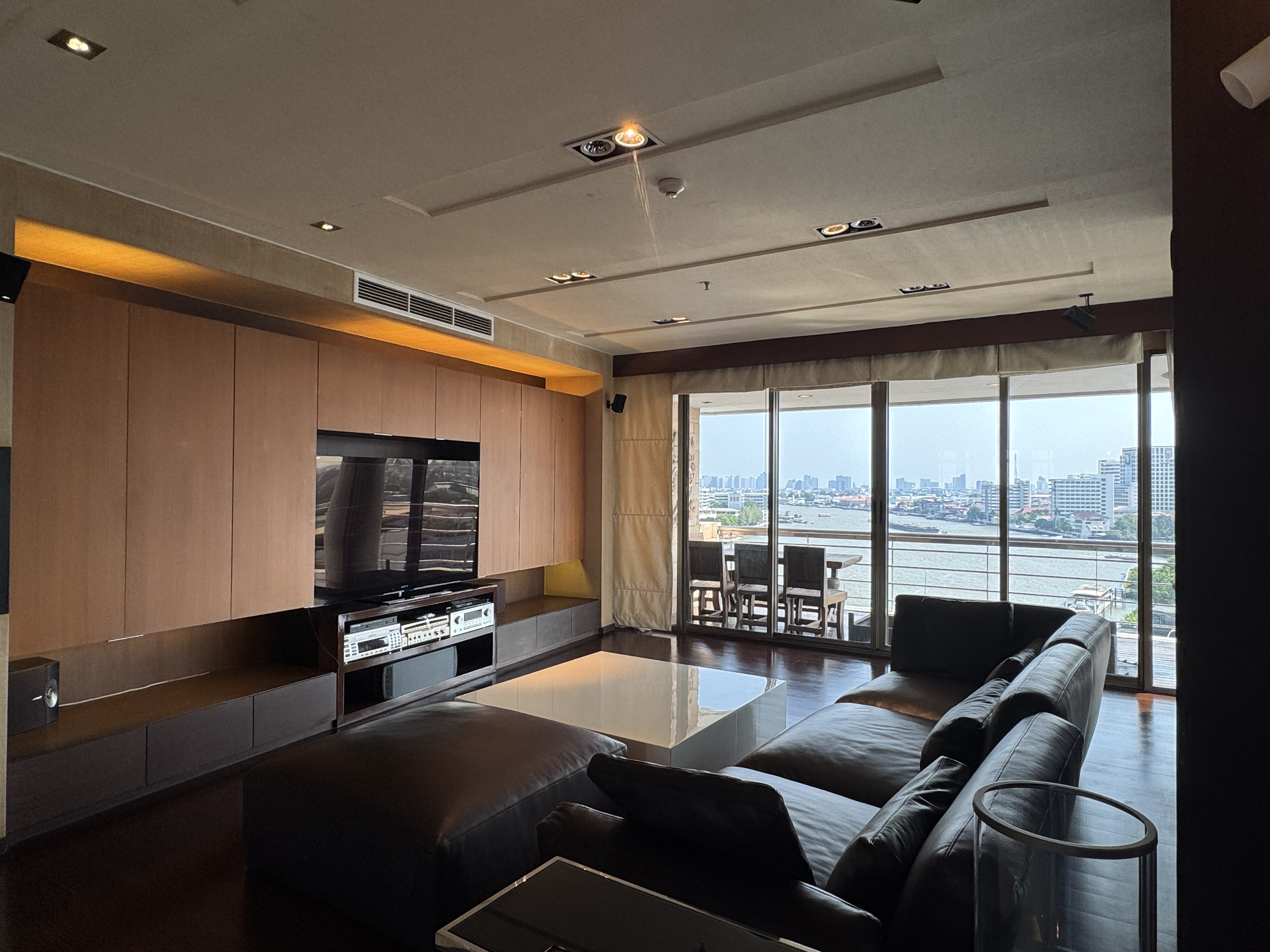 Large residential space for rent, 280 sq m. Rattanakosin View Mansion project, 3 bedrooms, 4 bathrooms. Welcome you to visit and experience the real atmosphere.