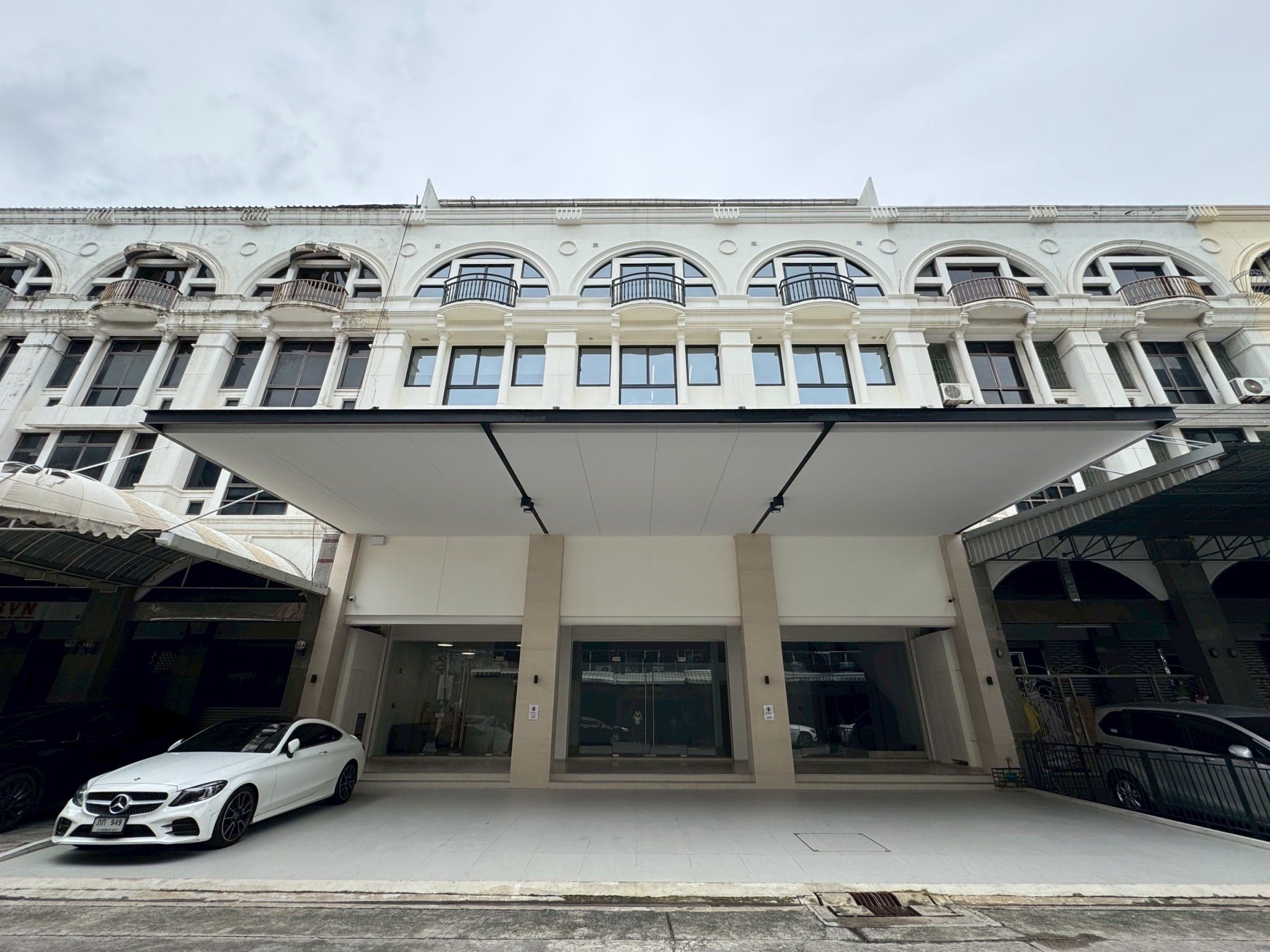 Commercial space for rent, 100% new condition (125 sq m.), suitable for a cafe, clinic, office, near MRT Hua Lamphong.