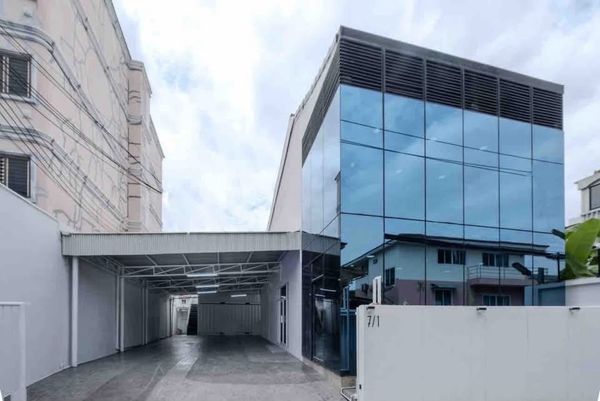 🚩 Land for rent with office building + small warehouse, Sanphawut Road, Bang Na, near BTS Udom Suk and BTS Bang Na. 