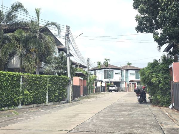 near International Schools and Industrial Estate in Pattaya! 2-storey house best deal!!! 