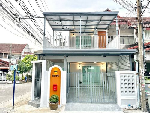 ขายทาวน์เฮาส์ 2 ชั้น หลังมุม หมู่บ้านอุบลชาติ 2 ไทรม้า-ท่าอิฐ 28.4 ตร.ว. ตกแต่งใหม่ ใกล้รถไฟฟ้าเพียง 5 นาที