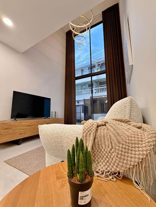 Townhouse for rent, opposite Thonglor 25, near Donki Thonglor.