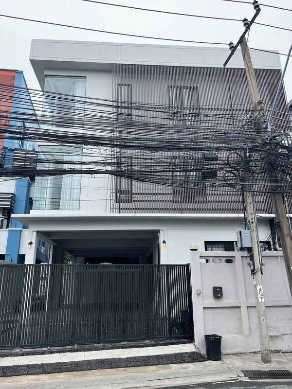 3-story detached house for rent, completely renovated, good location near MRT Sutthisan, near MRT Huai Khwang, 20 June Road, 6 air conditioners, fully furnished. There are 5 bedrooms, 5 bathrooms, 1 maid's room. Rental price 90,000 baht/month