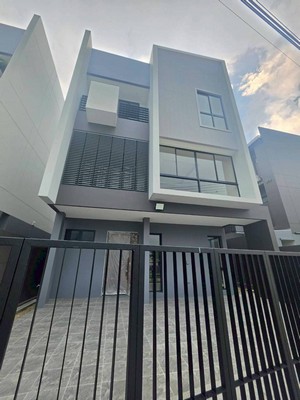 sss545 ขาย Feel Town ลาดพร้าว 101 บ้านเดี่ยวสไตล์โมเดิร์น 3 ชั้น ใกล้รถไฟฟ้าสายสีเหลือง สถานีลาดพร้าว 101 Line @956uovqp