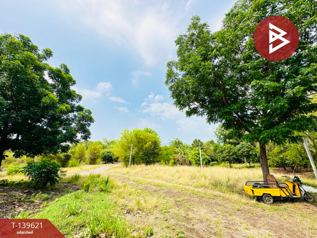 Land for sale with garden and knock-down house, area 7 rai 38 square wah, Ra Phutthabat, Saraburi, next to a fenced road, already filled with land.